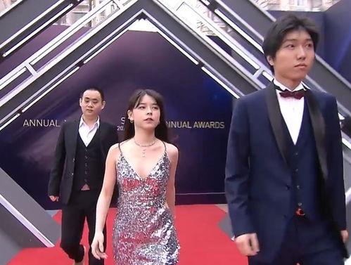 网红吃瓜聊天背景图女,揭秘网络红人的社交圈秘密  第2张